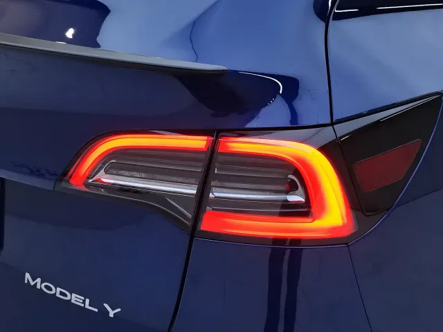 Tesla Model Y — Фото автомобиля 23