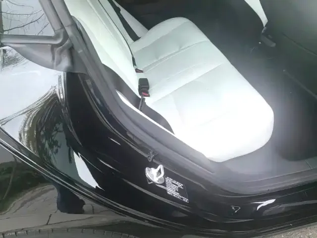 Tesla Model 3 — Фото автомобиля 6