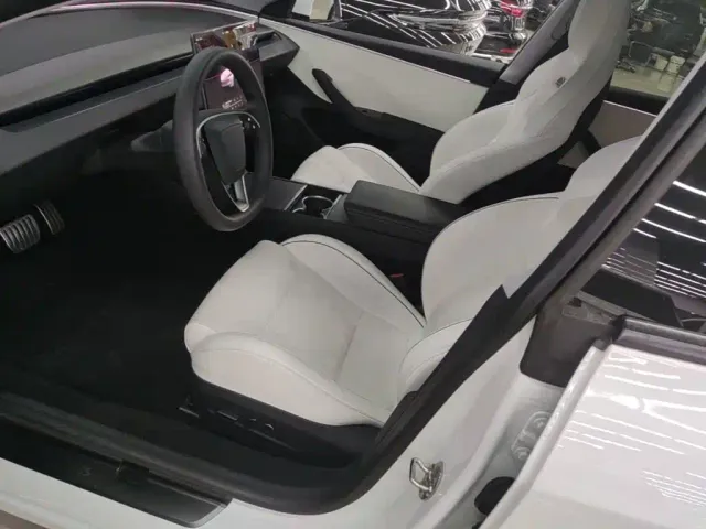 Tesla Model 3 — Фото автомобиля 14