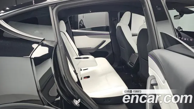 Tesla Model Y — Фото автомобиля 17