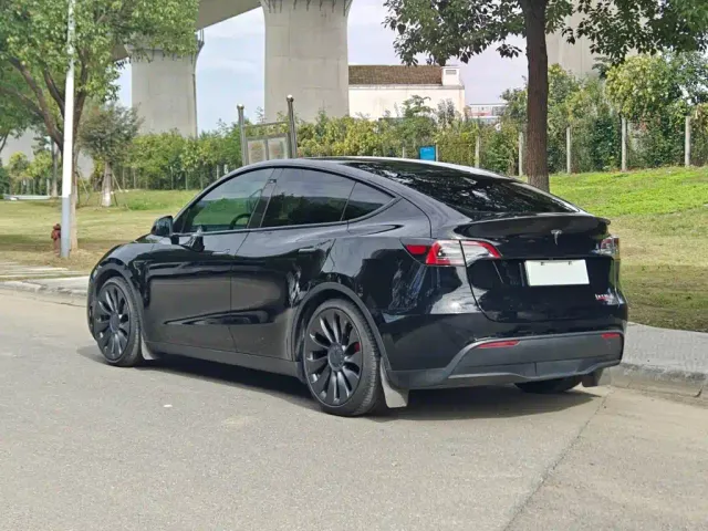 Tesla Model Y — Фото автомобиля 6