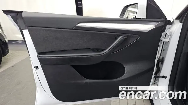 Tesla Model Y — Фото автомобиля 13