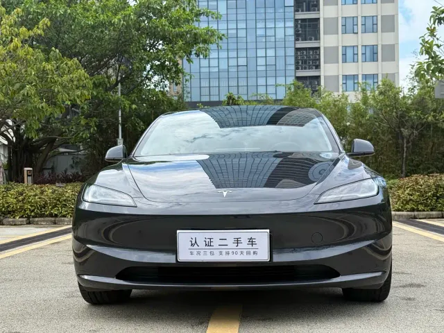 Tesla Model 3 — Фото автомобиля 2