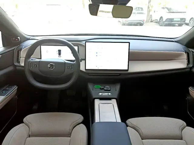 Volvo XC70 Plug-in Hybrid — Фото автомобиля 9