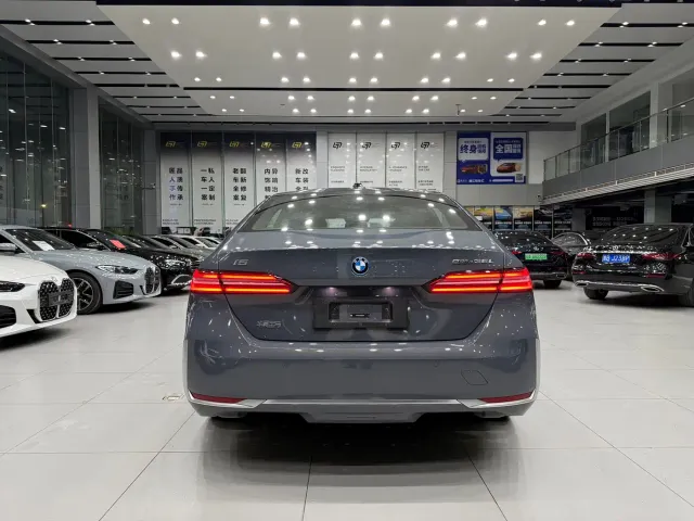 BMW i5 — Фото автомобиля 5