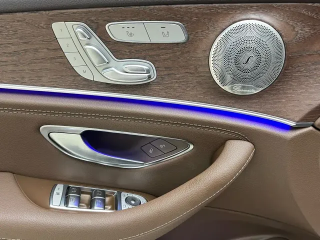 Mercedes-Benz E-Class — Фото автомобиля 20