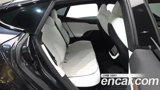 Tesla Model S — Фото автомобиля 11