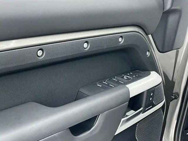 Land Rover Defender — Фото автомобиля 9