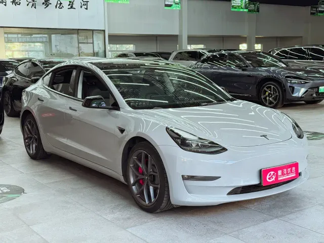 Tesla Model 3 — Фото автомобиля 3