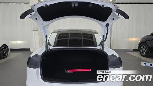 Tesla Model 3 — Фото автомобиля 19