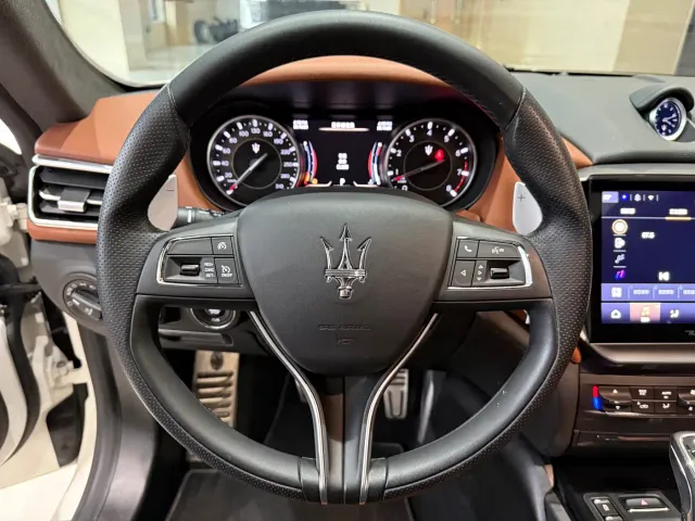 Maserati Ghibli — Фото автомобиля 10