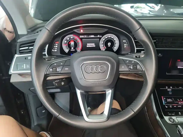 Audi Q7 — Фото автомобиля 10