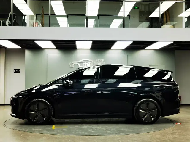 Li Auto Li i8 2025 Standard Edition — Фото автомобиля 2