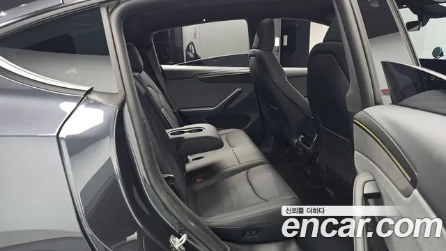 Tesla Model Y — Фото автомобиля 17