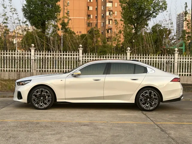 BMW 5 Series — Фото автомобиля 4