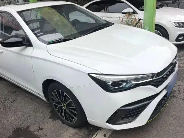 Roewe i5 — Фото автомобиля 3