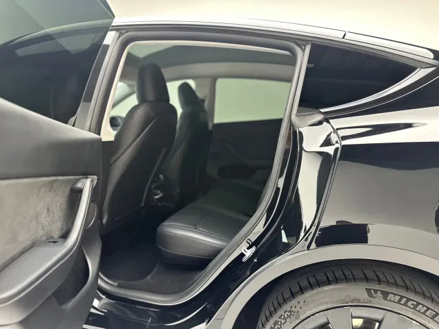 Tesla Model Y — Фото автомобиля 8