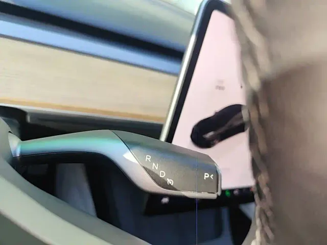 Tesla Model 3 — Фото автомобиля 13