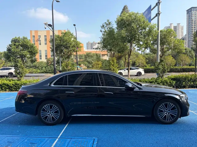 Mercedes-Benz E-Class — Фото автомобиля 4