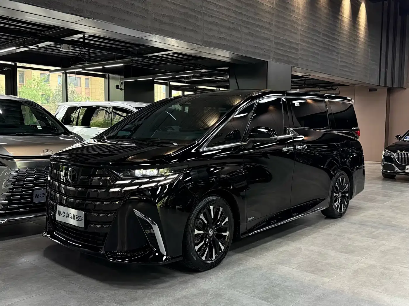 Toyota Alphard 2024 Hybrid 2.5L Ultimate Enjoyment Edition — Фото автомобиля 2