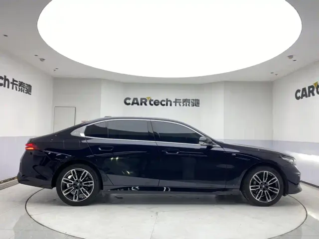 BMW 5 Series — Фото автомобиля 4