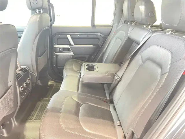 Land Rover Defender — Фото автомобиля 12
