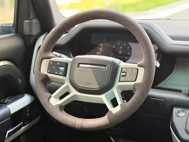 Land Rover Defender — Фото автомобиля 13