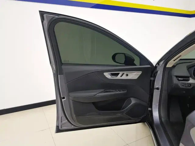Hongqi E-QM5 — Фото автомобиля 7