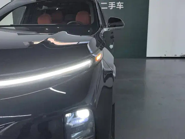 Li Auto L8 — Фото автомобиля 5