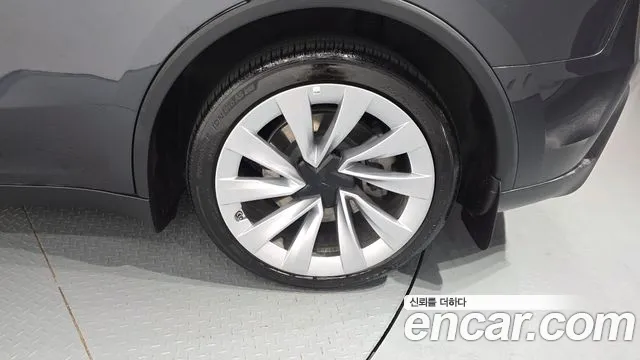 Tesla Model Y — Фото автомобиля 6