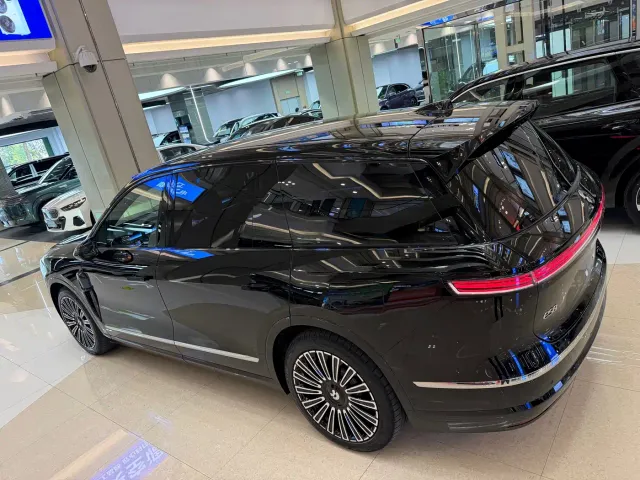 Nio ES8 — Фото автомобиля 12