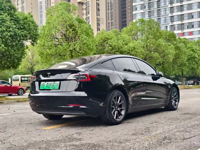 Tesla Model 3 — Фото автомобиля 7