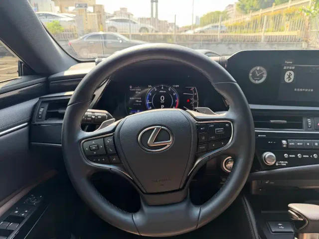 Lexus ES — Фото автомобиля 14