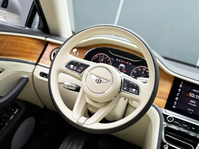 Bentley Flying Spur — Фото автомобиля 17