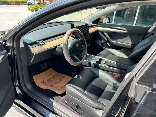 Tesla Model 3 — Фото автомобиля 5
