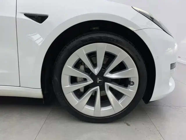 Tesla Model 3 — Фото автомобиля 7