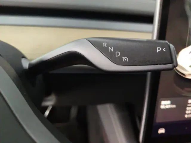 Tesla Model Y — Фото автомобиля 13