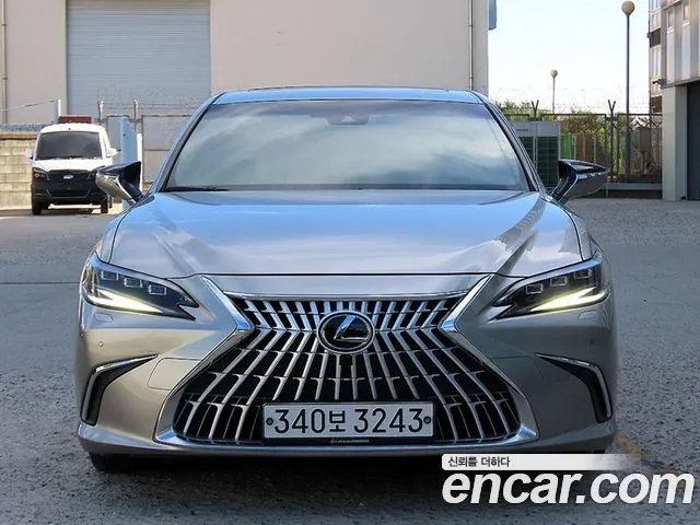 Фотография автомобиля — Lexus ES 7th Gen