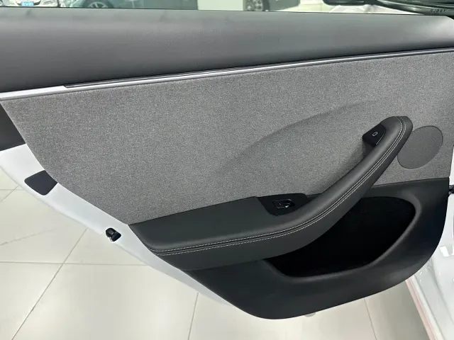 Tesla Model 3 — Фото автомобиля 10