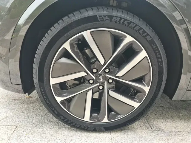 Li Auto L9 — Фото автомобиля 9