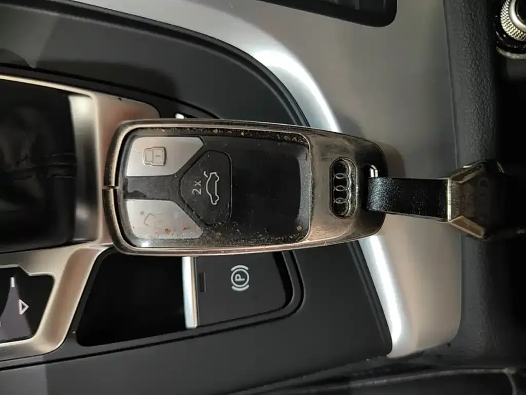 Audi Audi A4L 2025 2 Million Celebration Edition 40 TFSI Fashion Dynamic — Фото автомобиля 8