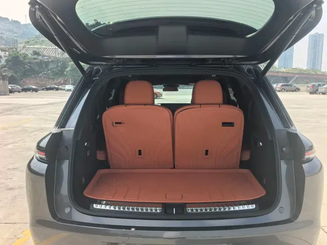 Li Auto L8 — Фото автомобиля 15