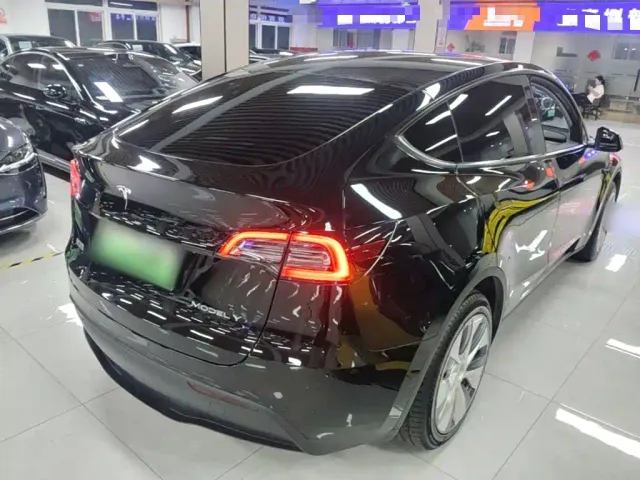 Tesla Model Y — Фото автомобиля 6