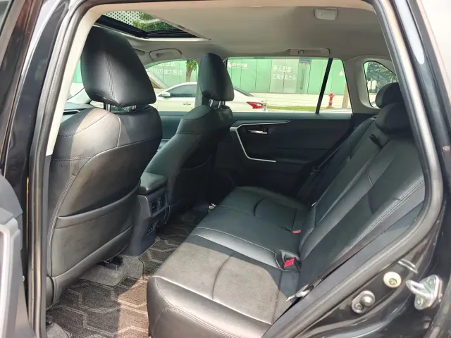 Toyota RAV4 — Фото автомобиля 9