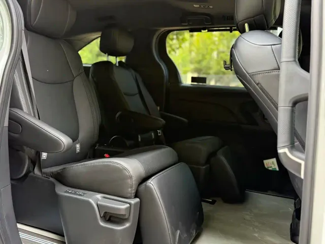 Toyota Sienna — Фото автомобиля 6