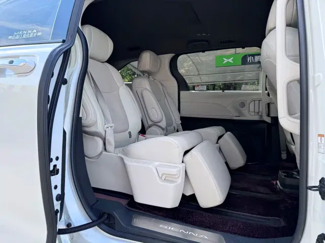 Toyota Sienna — Фото автомобиля 7