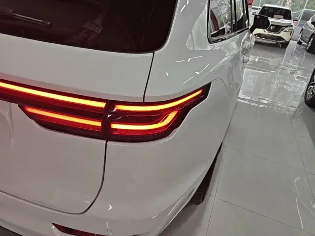 Li Auto ONE — Фото автомобиля 7