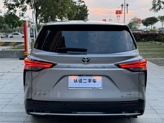 Toyota Sienna — Фото автомобиля 12
