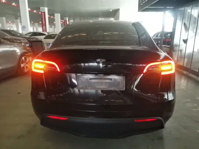 Tesla Model Y — Фото автомобиля 5
