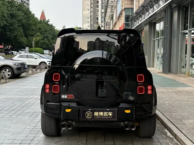 Land Rover Defender — Фото автомобиля 10